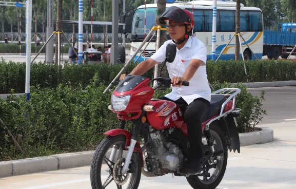 【濟(jì)寧大運(yùn)河駕?！俊胺殴芊毙屡e措：小型汽車駕駛證申請年齡上限不再限制！(圖9)