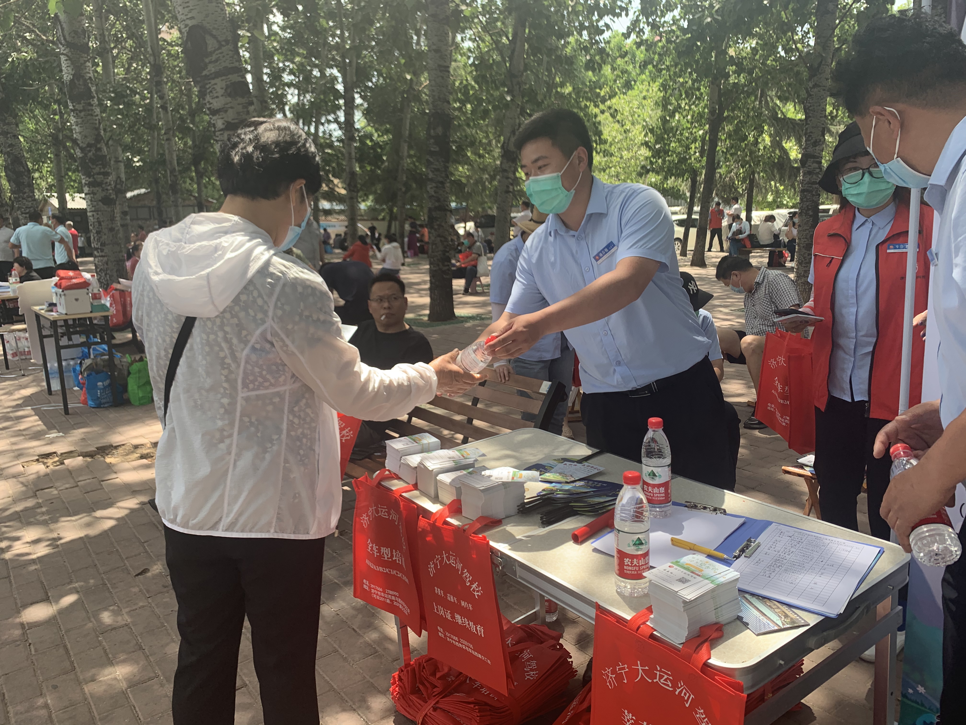 直擊高考首日，大運(yùn)河駕校綠絲帶助力高考，為夢想保駕護(hù)航！(圖4)