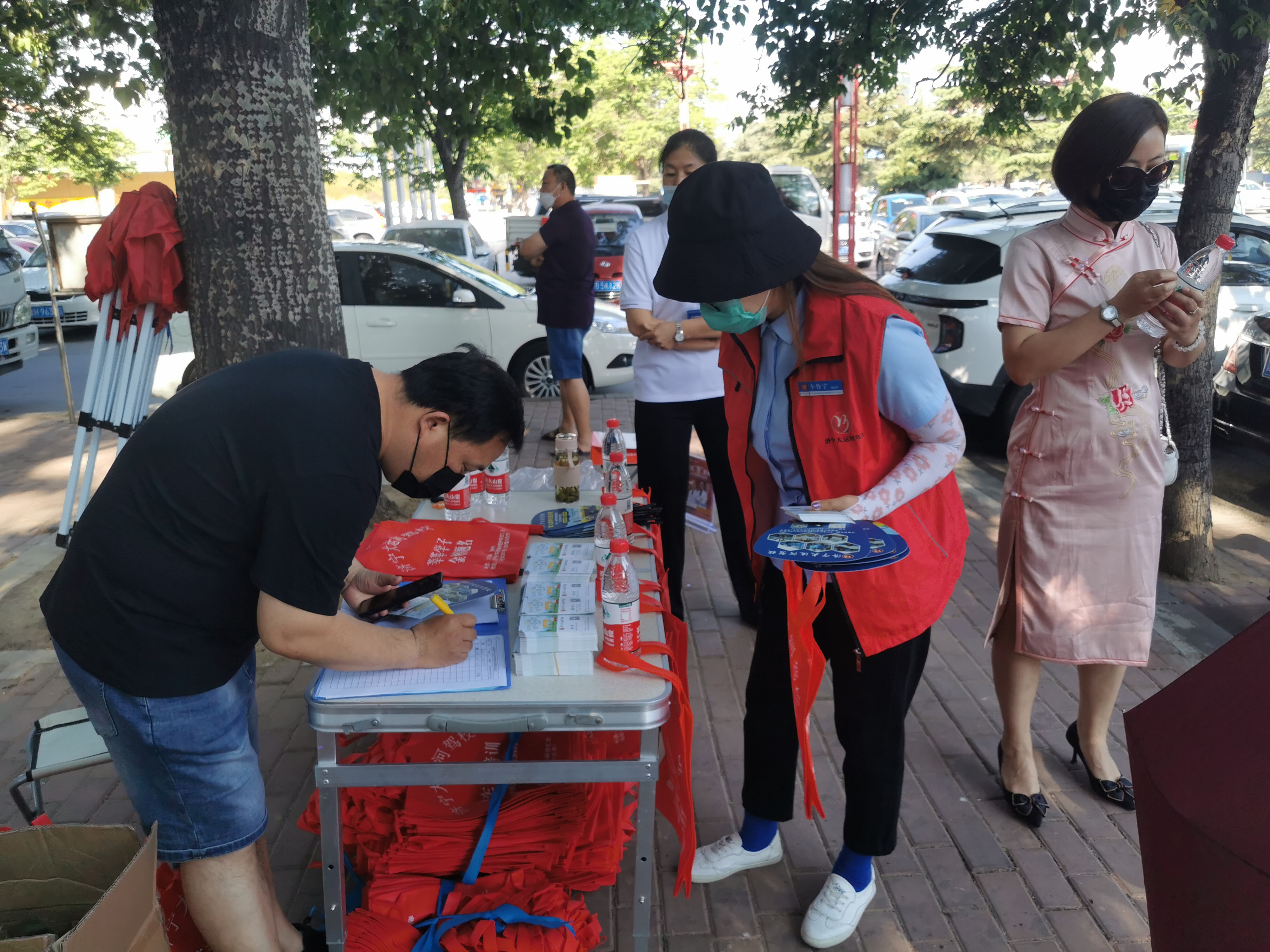 直擊高考首日，大運(yùn)河駕校綠絲帶助力高考，為夢想保駕護(hù)航！(圖5)