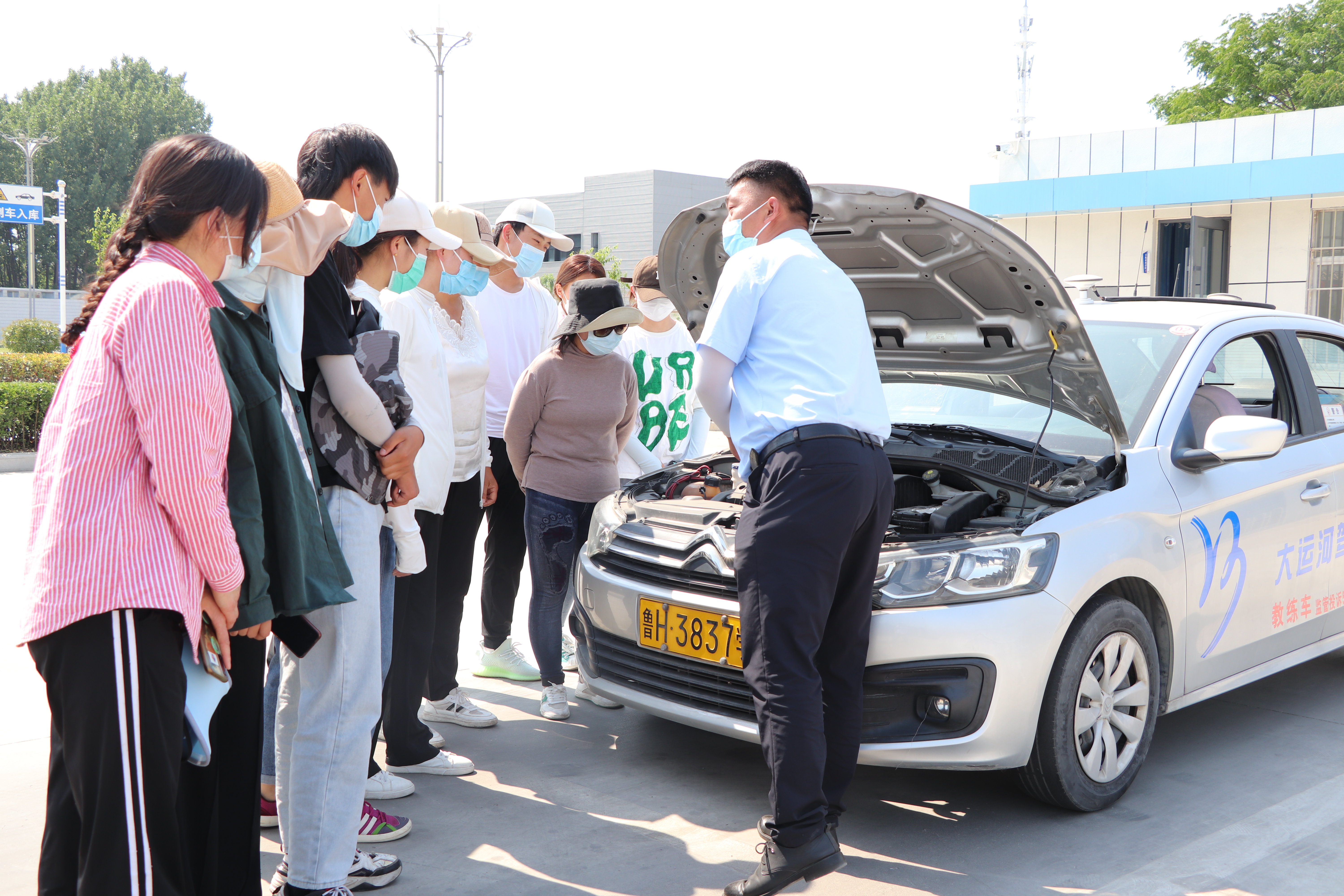 直擊高考首日，大運(yùn)河駕校綠絲帶助力高考，為夢想保駕護(hù)航！(圖7)