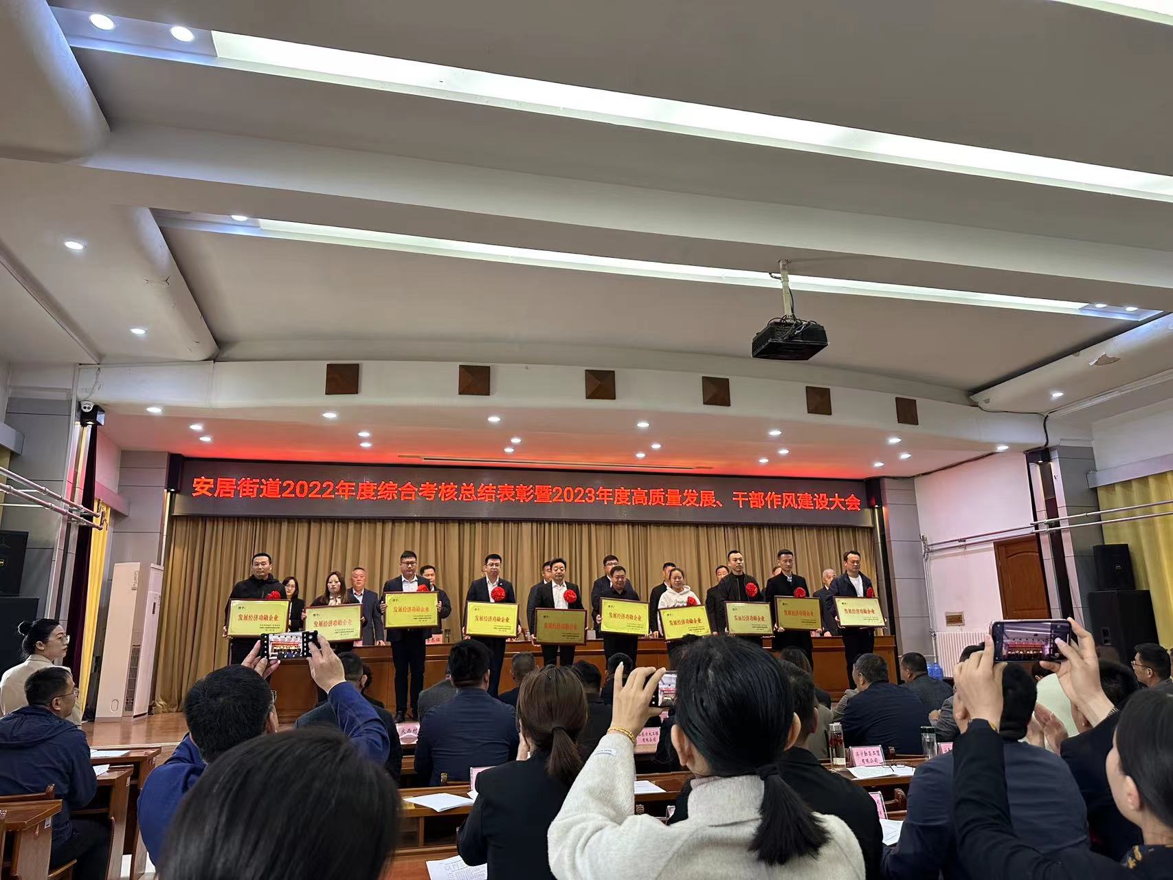 【濟(jì)寧大運(yùn)河駕?！繜崃易ＹR我校榮獲“發(fā)展經(jīng)濟(jì)功勛企業(yè)”表彰！(圖3)