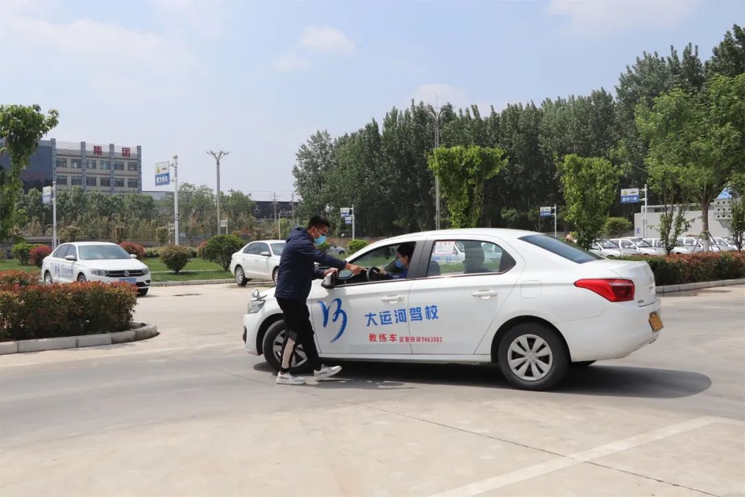 【濟(jì)寧大運(yùn)河駕?！縿趧幼罟鈽s丨“五一”您學(xué)車我在崗！(圖1)