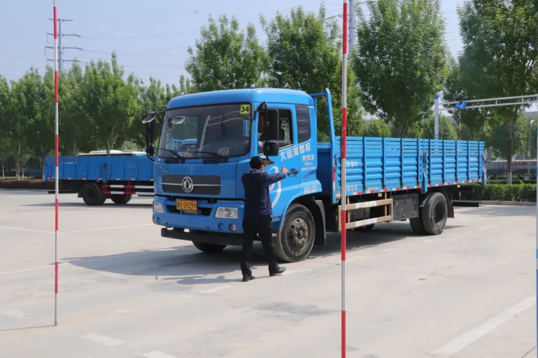 【濟(jì)寧大運(yùn)河駕?！縿趧幼罟鈽s丨“五一”您學(xué)車我在崗！(圖2)