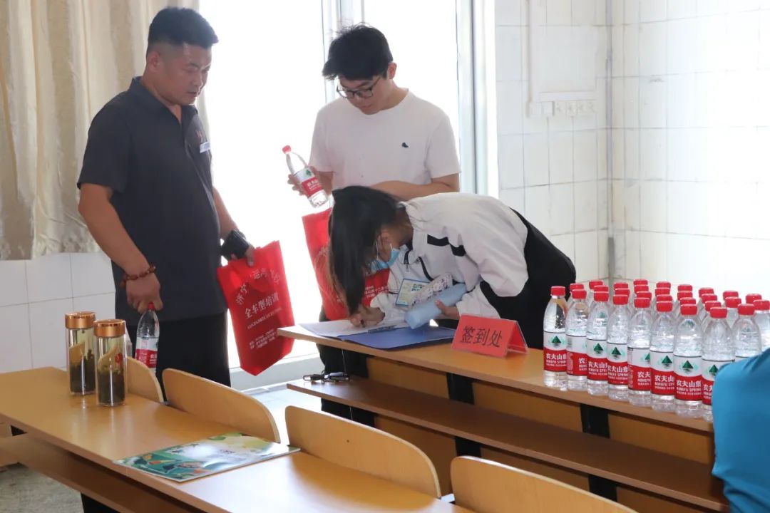 【濟(jì)寧大運(yùn)河駕?！恐暨h(yuǎn)航丨高考志愿填報公益講座順利開展！(圖2)