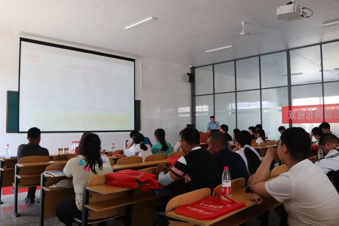 【濟(jì)寧大運(yùn)河駕?！恐暨h(yuǎn)航丨高考志愿填報公益講座順利開展！(圖8)