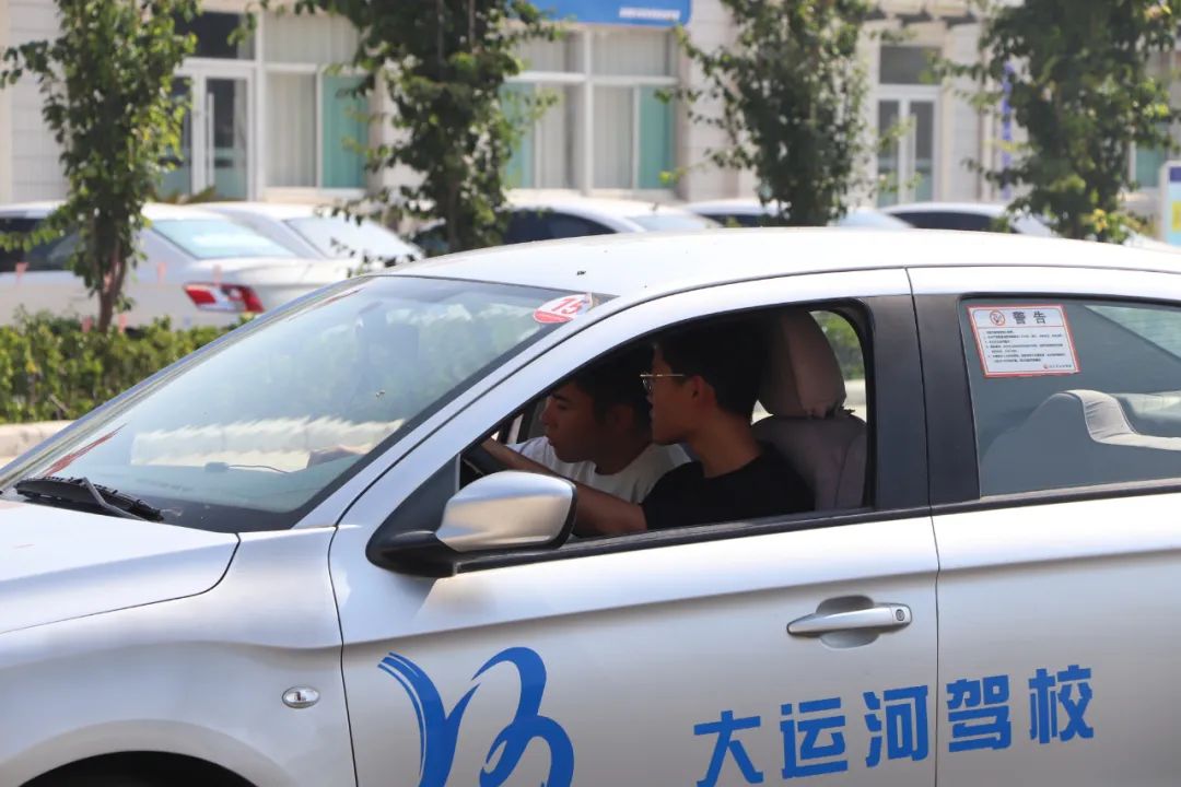 【濟(jì)寧大運(yùn)河駕?！俊暗谑畬脤W(xué)車夏令營”第一批大學(xué)生順利拿證！(圖3)