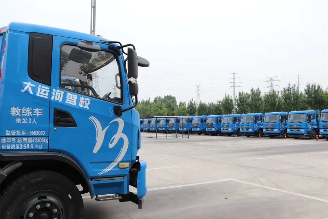 【濟(jì)寧大運(yùn)河駕?！看筌嚒爸蓖ò唷比律?jí)，設(shè)備車考試訓(xùn)練！(圖1)