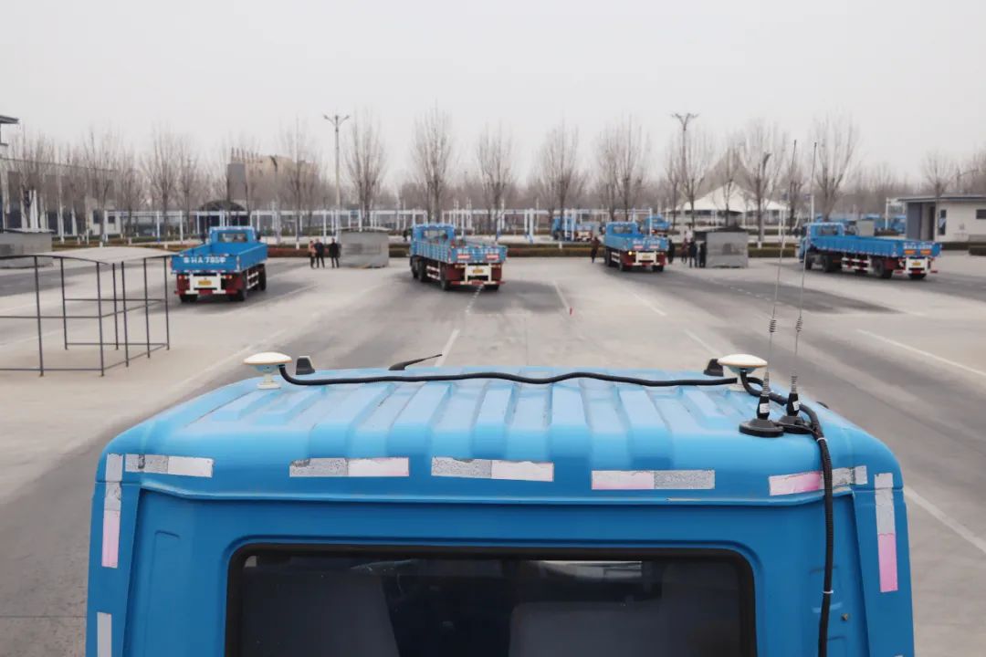 【濟(jì)寧大運(yùn)河駕?！看筌嚒爸蓖ò唷比律?jí)，設(shè)備車考試訓(xùn)練！(圖3)