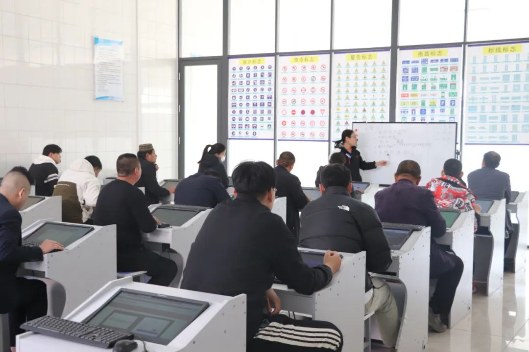 【濟(jì)寧大運(yùn)河駕?！俊袄碚撍俪膳嘤?xùn)班”，輕松圓您駕考?jí)簦?圖2)