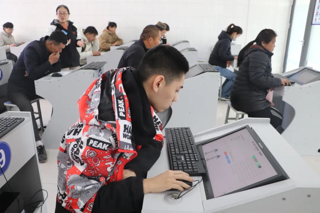 【濟(jì)寧大運(yùn)河駕?！俊袄碚撍俪膳嘤?xùn)班”，輕松圓您駕考?jí)簦?圖7)