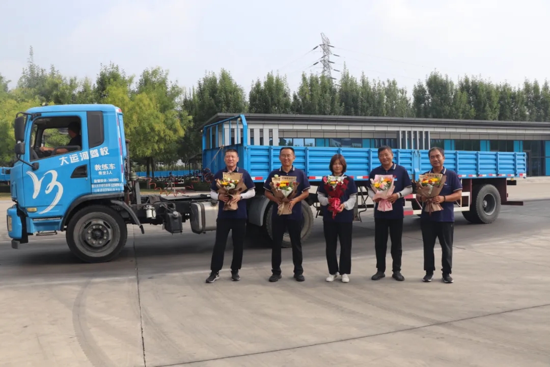 鮮花獻(xiàn)禮！祝所有的老師、教練們節(jié)日快樂(lè)！(圖2)