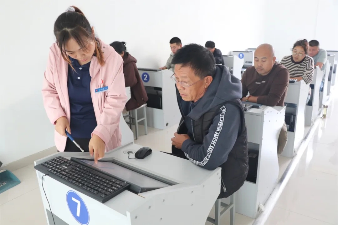 選擇“VIP易學(xué)班”，拿不到證全額退費(fèi)！(圖2)