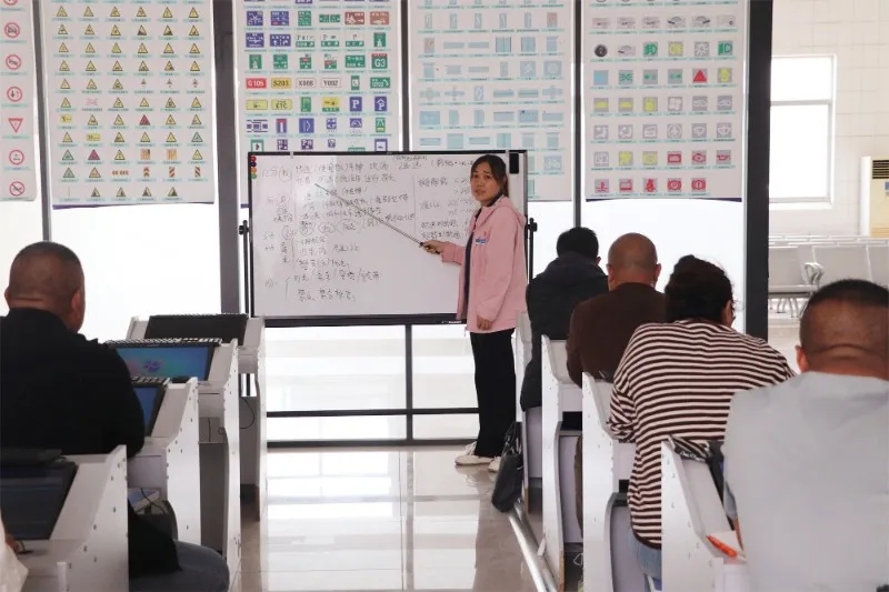 選擇“VIP易學(xué)班”，拿不到證全額退費(fèi)！(圖3)