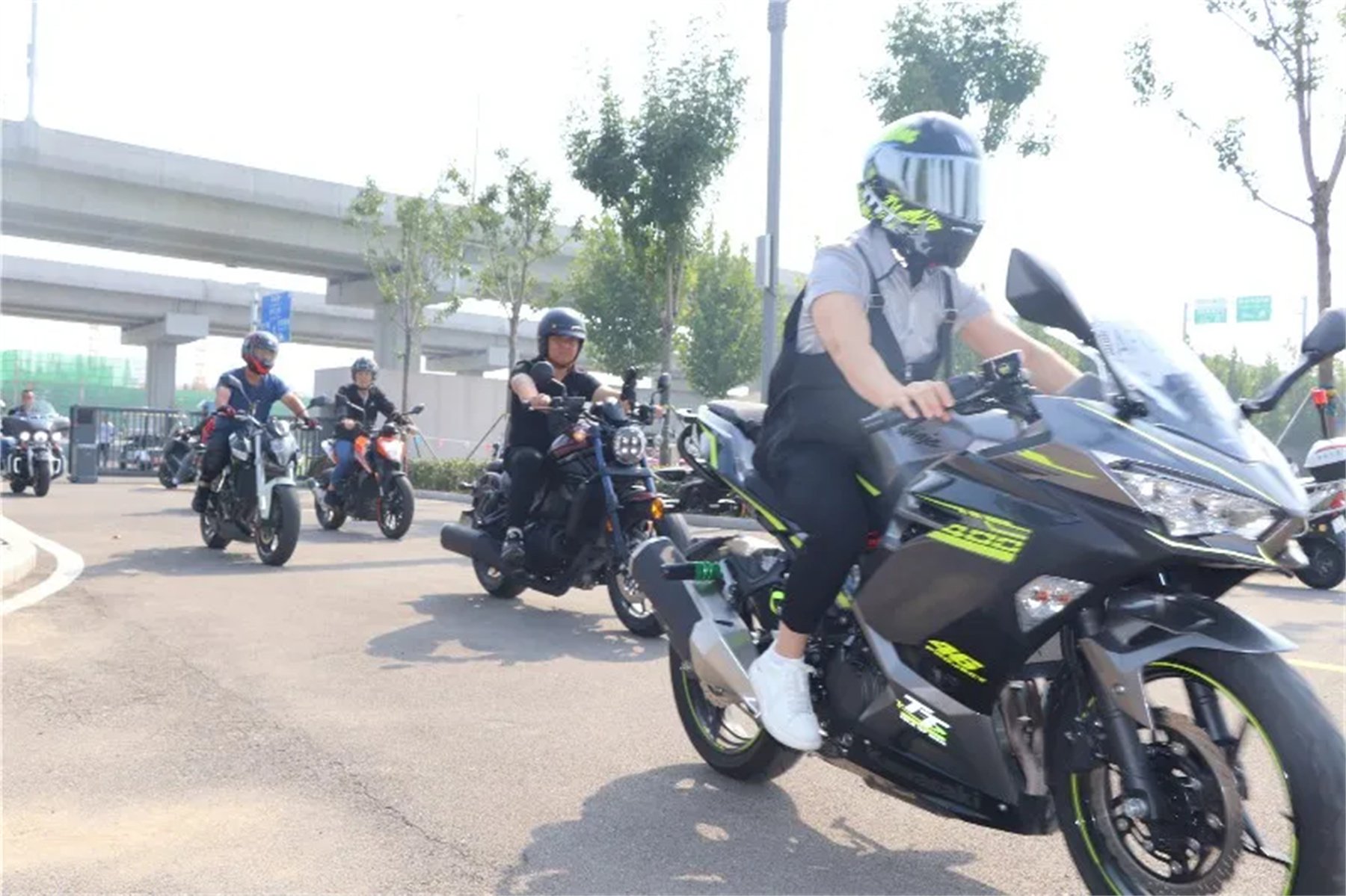 【濟(jì)寧大運(yùn)河駕?！繗g迎各地“摩友”齊聚我校，以車會(huì)友！(圖1)